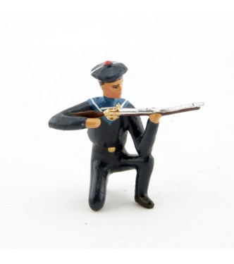 matelot des marins bleus à genou, fusil en joue