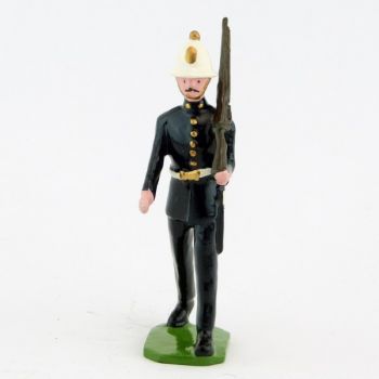 Fantassin, fusil sur l'épaule, des Royal Marines / Royal Scots Guards (S.E.A)