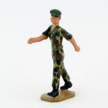 Officier en bérêt vert et bras nus, tenue camouflage - Légion Etrangère (S.E.A)