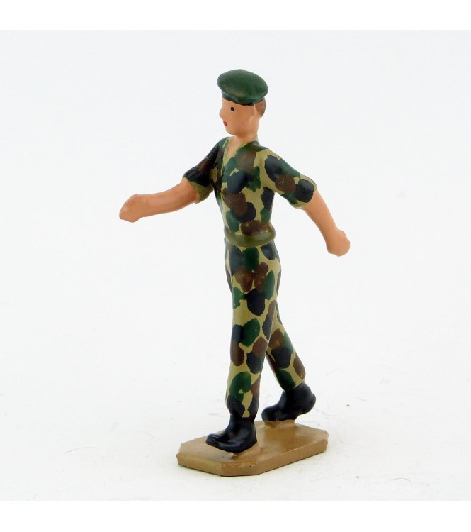 Officier en bérêt vert et bras nus, tenue camouflage - Légion Etrangère (S.E.A)