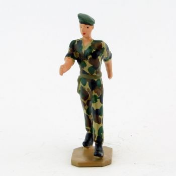 Officier en bérêt vert et bras nus, tenue camouflage - Légion Etrangère (S.E.A)