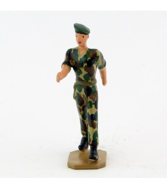 Officier en bérêt vert et bras nus, tenue camouflage - Légion Etrangère (S.E.A)