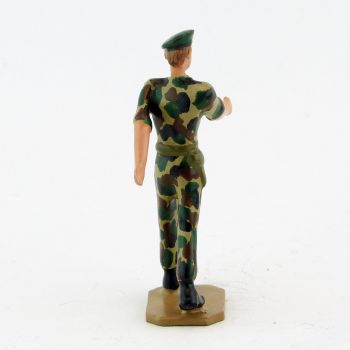 Officier en bérêt vert et bras nus, tenue camouflage - Légion Etrangère (S.E.A)