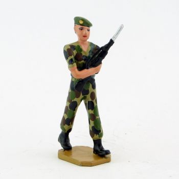 Homme de troupe, bérêt vert, Famas, tenue camouflage - Légion Etrangère (S.E.A)