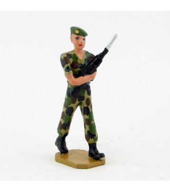 Homme de troupe, bérêt vert, Famas, tenue camouflage - Légion Etrangère (S.E.A)