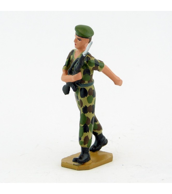 Homme de troupe, bérêt vert, Famas, tenue camouflage - Légion Etrangère (S.E.A)