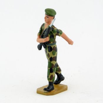 Homme de troupe, bérêt vert, Famas, tenue camouflage - Légion Etrangère (S.E.A)