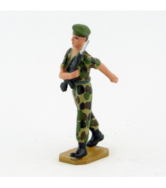 Homme de troupe, bérêt vert, Famas, tenue camouflage - Légion Etrangère (S.E.A)