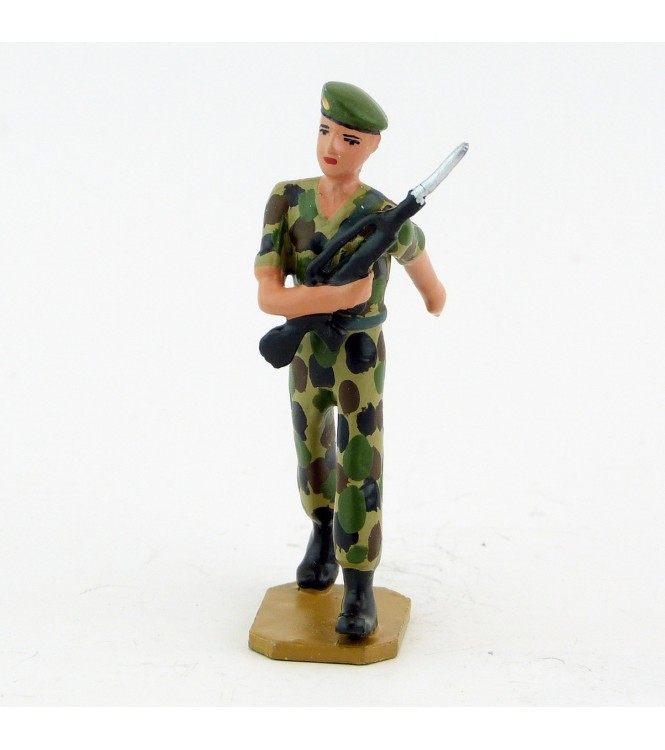Homme de troupe, bérêt vert, Famas, tenue camouflage - Légion Etrangère (S.E.A)