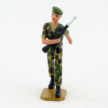 Homme de troupe, bérêt vert, Famas, tenue camouflage - Légion Etrangère (S.E.A)