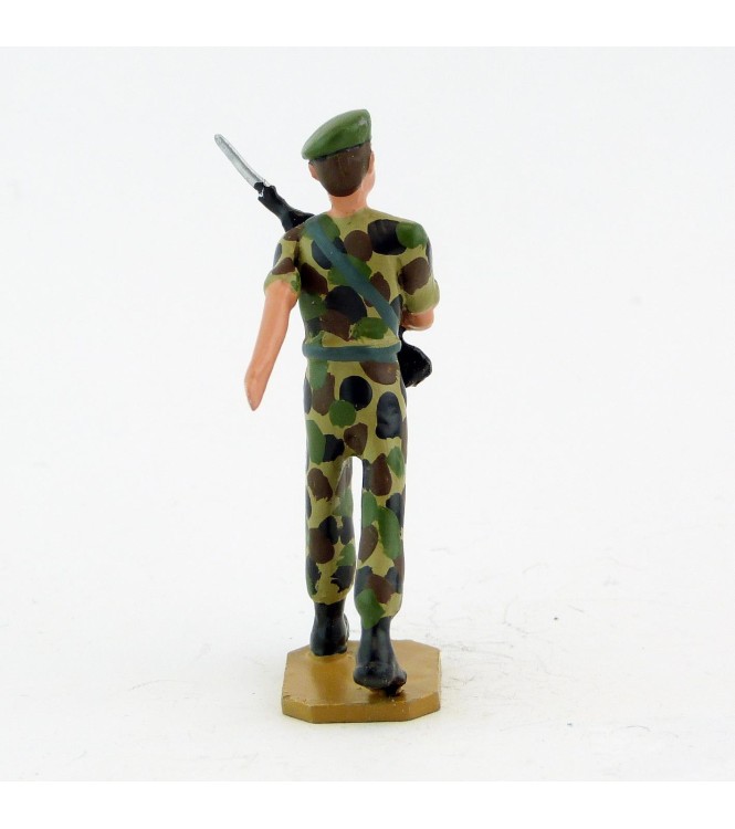 Homme de troupe, bérêt vert, Famas, tenue camouflage - Légion Etrangère (S.E.A)