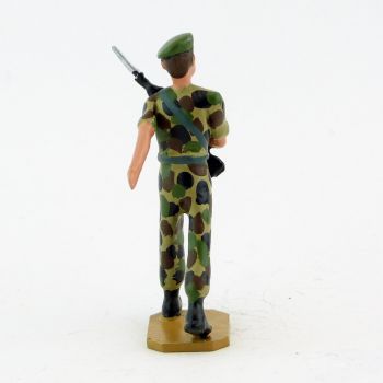 Homme de troupe, bérêt vert, Famas, tenue camouflage - Légion Etrangère (S.E.A)