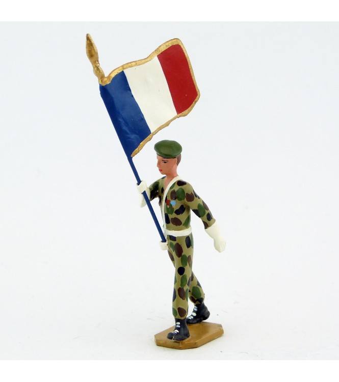 Porte-drapeau en bérêt vert, crispins blancs, tenue camouflage - Légion Etrangèr