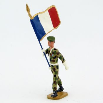 Porte-drapeau en bérêt vert, crispins blancs, tenue camouflage - Légion Etrangèr