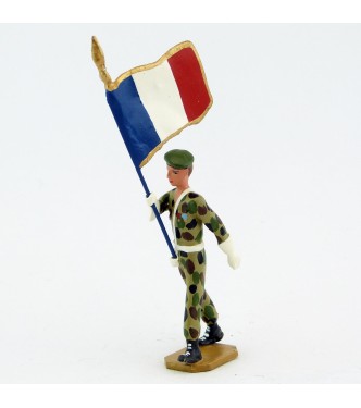 Porte-drapeau en bérêt vert, crispins blancs, tenue camouflage - Légion Etrangèr