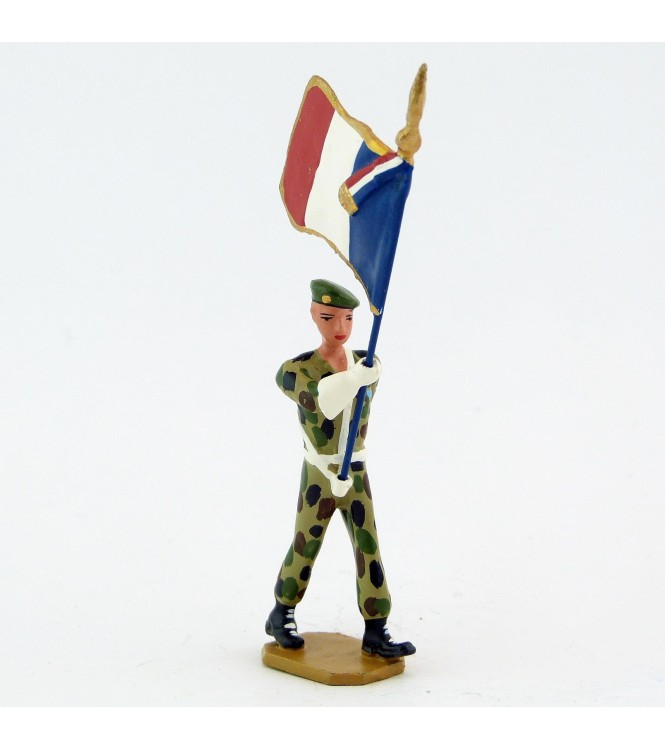 Porte-drapeau en bérêt vert, crispins blancs, tenue camouflage - Légion Etrangèr