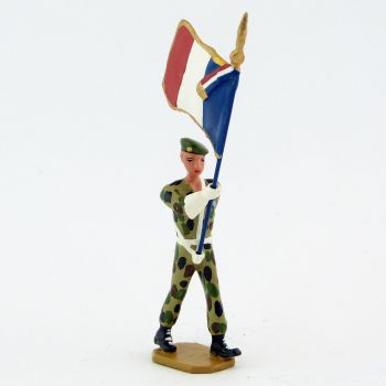 Porte-drapeau en bérêt vert, crispins blancs, tenue camouflage - Légion Etrangèr