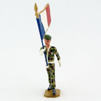 Porte-drapeau en bérêt vert, crispins blancs, tenue camouflage - Légion Etrangèr