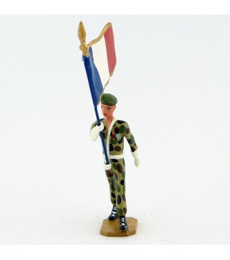 Porte-drapeau en bérêt vert, crispins blancs, tenue camouflage - Légion Etrangèr