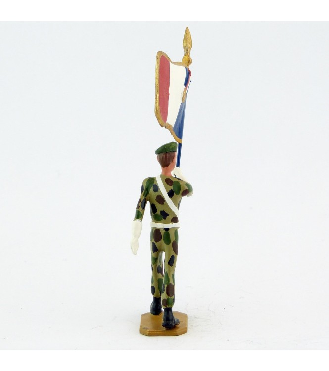 Porte-drapeau en bérêt vert, crispins blancs, tenue camouflage - Légion Etrangèr