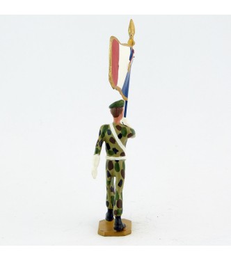 Porte-drapeau en bérêt vert, crispins blancs, tenue camouflage - Légion Etrangèr