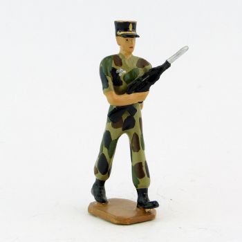 Sous-officier, képi noir, Famas, tenue camouflage - Légion Etrangère (S.E.A)