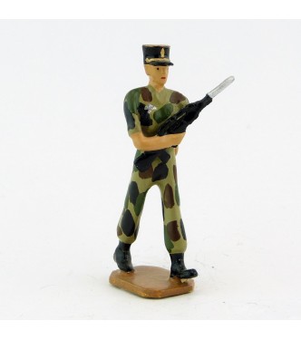 Sous-officier, képi noir, Famas, tenue camouflage - Légion Etrangère (S.E.A)