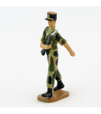 Sous-officier, képi noir, Famas, tenue camouflage - Légion Etrangère (S.E.A)