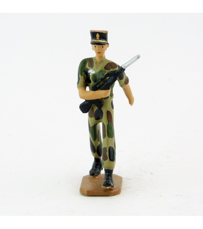 Sous-officier, képi noir, Famas, tenue camouflage - Légion Etrangère (S.E.A)