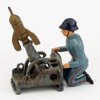 mortier de tranchée (Crapouillot) et artilleur à genoux