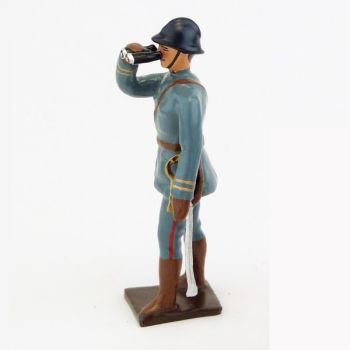 officier observant aux jumelles