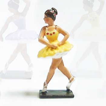 ballerine (danseuse) mains autour de la taille, en tutu jaune