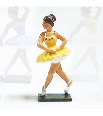 ballerine (danseuse) mains autour de la taille, en tutu jaune
