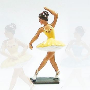 ballerine (danseuse) bras droit en bas, en tutu jaune