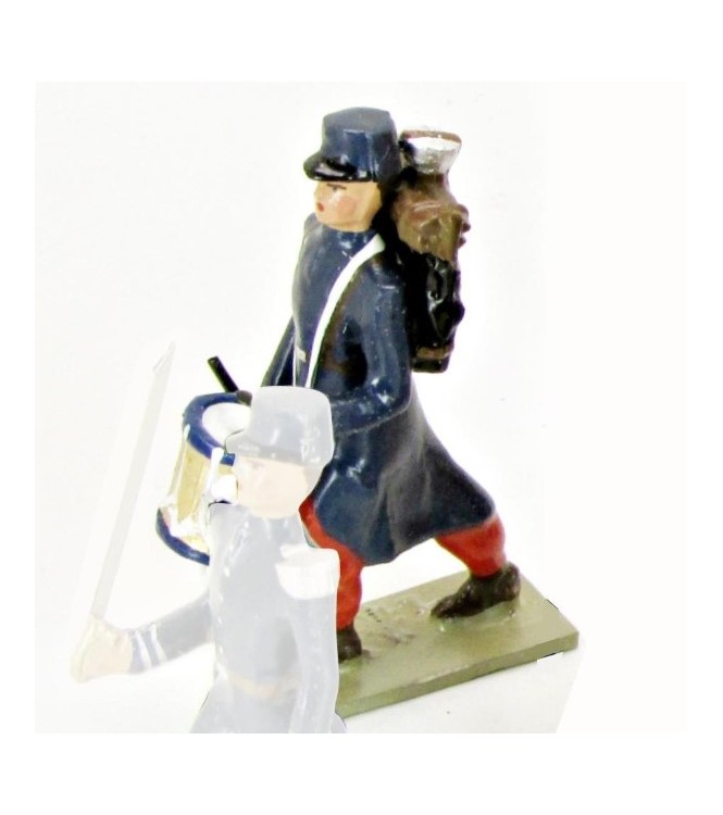Tambour de l'Infanterie 1870 en capote bleue, pantalon garance, képi drapé bleu