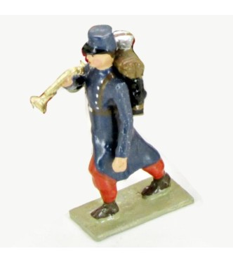 Clairon de l'Infanterie 1870 en capote bleue, pantalon garance, képi drapé bleu