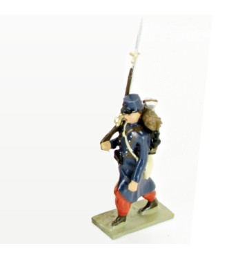 Fantassin de l'Infanterie 1870 en capote bleue et pantalon garance, képi drapé b