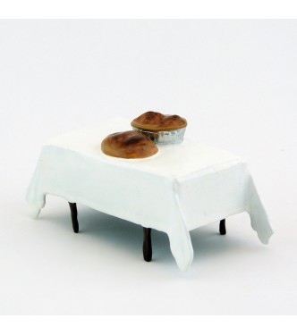 table avec nappe blanche et miches de pain