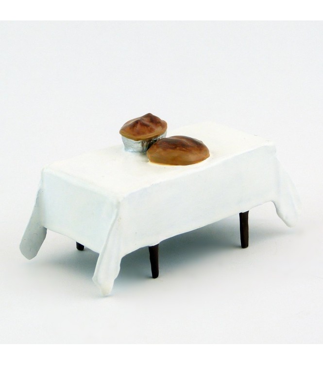 table avec nappe blanche et miches de pain