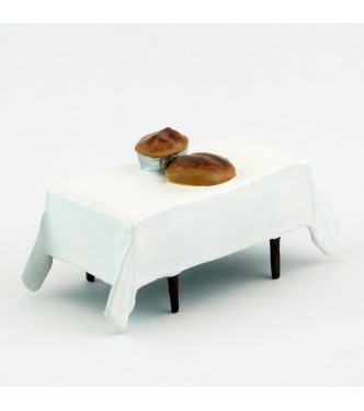 table avec nappe blanche et miches de pain