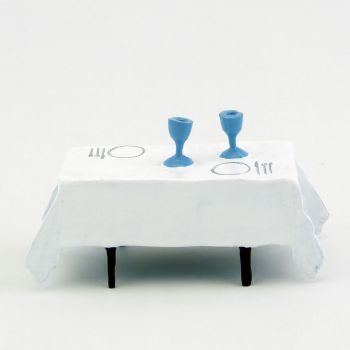 table avec nappe blanche, verres et couverts