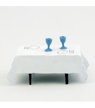 table avec nappe blanche, verres et couverts