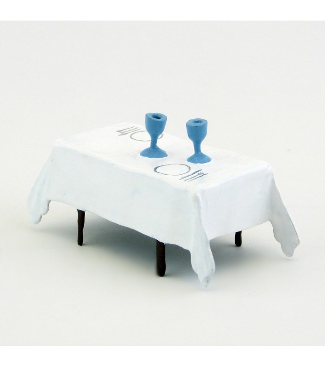 table avec nappe blanche, verres et couverts