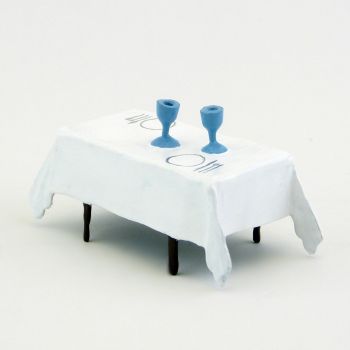 table avec nappe blanche, verres et couverts