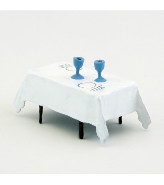 table avec nappe blanche, verres et couverts