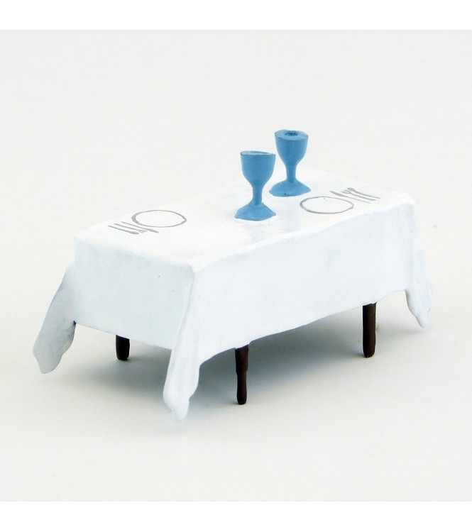 table avec nappe blanche, verres et couverts