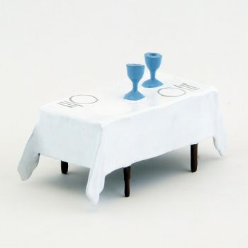 table avec nappe blanche, verres et couverts