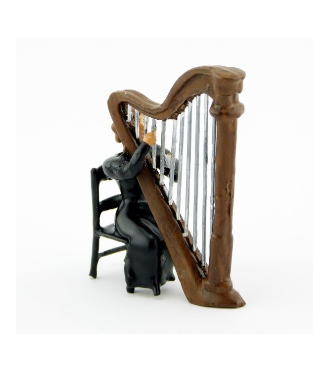 musicienne de l'orchestre assise jouant de la harpe (2 p.)