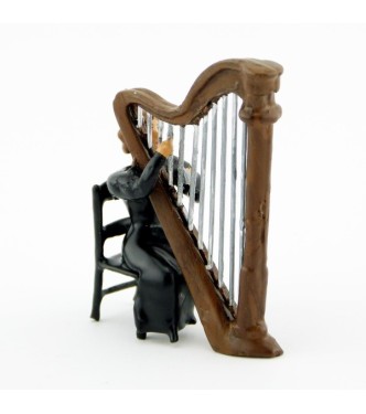musicienne de l'orchestre assise jouant de la harpe (2 p.)