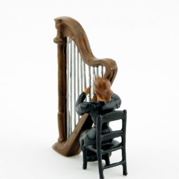 musicienne de l'orchestre assise jouant de la harpe (2 p.)